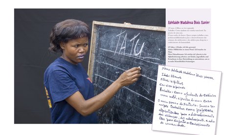 Este livro  a histria dos sonhos de futuro dos moradores de Cambamba. CambambaI e Banga We so bairros de chapas  Musseques construidos nos arredores da nova urbanizao - 